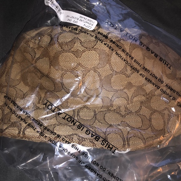 Coach Bucket Hat in Signature Canvas - Picture 3 of 4